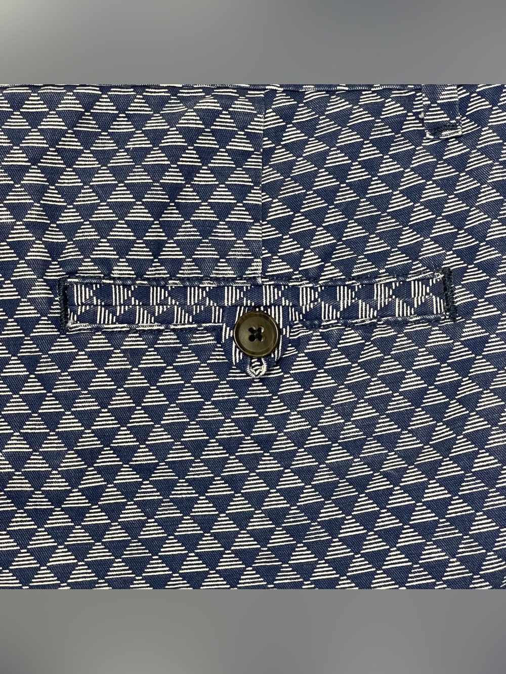 GAP Women’s 8 Reg Navy Geometric Triangle Print Shorts 5 Pockets 4” inseam - Picture 5 of 8